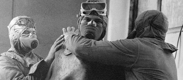 Grupo de liquidadores se preparando para subir ao telhado da usina nuclear de Chernobyl após o acidente ocorrido em 26 de abril de 1986 na cidade de Pripyat, na Ucrânia - Sputnik Brasil