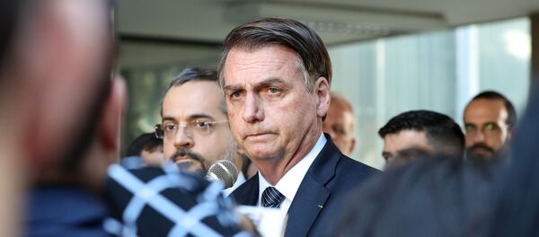 Presidente do Brasil, Jair Bolsonaro, fala com a imprensa após visita ao Ministério da Educação, 25 de abril de 2019 - Sputnik Brasil