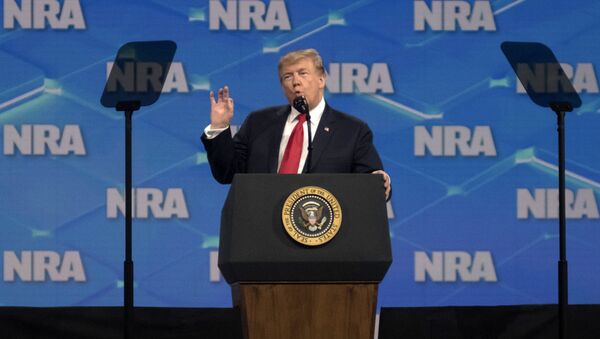 Donald Trump fala perante a National Rifle Association (Associação Nacional do Rifle ou NRA) em Indiana - Sputnik Brasil