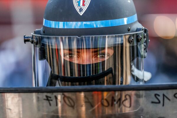 Um policial fotografado durante manifestação antigovernamental dos coletes amarelos em Paris, França - Sputnik Brasil