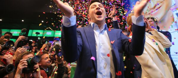 O então candidato à presidência da Ucrânia e atual vencedor das eleições, Vladimir Zelensky, comemora os resultados do segundo turno da votação - Sputnik Brasil