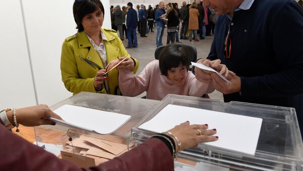Laura Sanchez Herrero é ajudada por parentes a exercer seu direito de voto, durante a eleição geral da Espanha, em Pola de Siero, 28 de abril de 2019. Pela primeira vez na Espanha, pessoas com deficiências intelectuais têm o direito de votar. - Sputnik Brasil