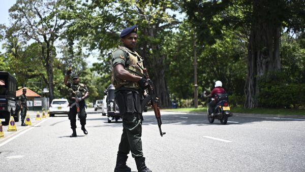 Soldados assumem suas posições em um posto de controle em uma rua em Colombo, após uma série de explosões contra igrejas e hotéis de luxo no domingo de Páscoa no Sri Lanka. - Sputnik Brasil