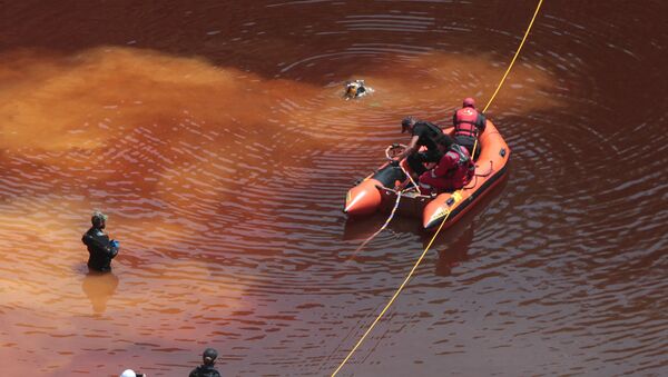 Peritos criminais, bombeiros e mergulhadores tiraram uma mala, que contém um corpo femininono lago Kokkinopezoula - Sputnik Brasil