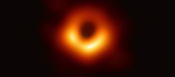 Imagem de um buraco negro no centro da galáxia M87, obtida pelo Telescópio do Horizonte de Eventos - Sputnik Brasil