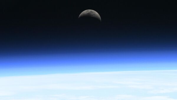 Imagem mostra nascer da Lua sobre a atmosfera terrestre - Sputnik Brasil