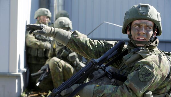 Militares da OTAN durante as manobras Spring Storm na Estônia - Sputnik Brasil