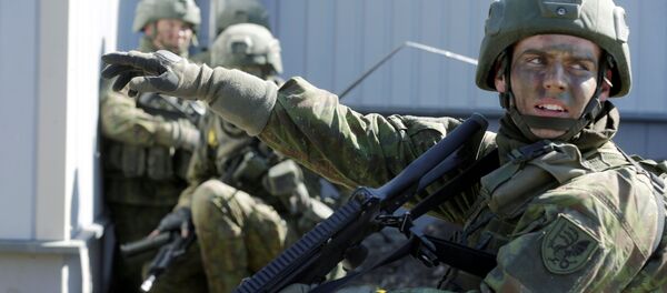 Militares da OTAN durante as manobras Spring Storm na Estônia - Sputnik Brasil