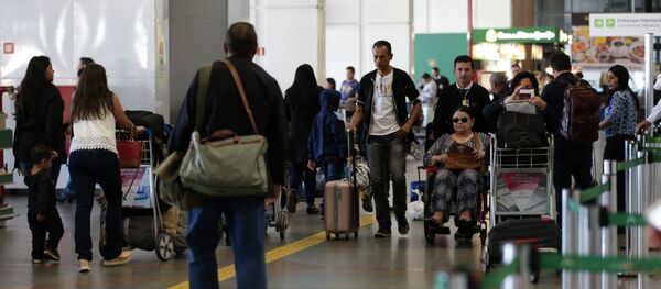 Representantes do Procon, Prodecon, MPDFT e OAB-DF participam da Blitz Nacional dos Aeroportos para fiscalizar a cobrança da franquia de bagagem, no Aeroporto Internacional de Brasília. - Sputnik Brasil