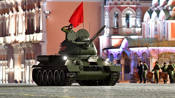 Tanque T-34-85 no ensaio do desfile militar na Praça Vermelha, em Moscou, dedicado ao 74º aniversário da vitória na Segunda Guerra Mundial (Grande Guerra Patriótica). - Sputnik Brasil