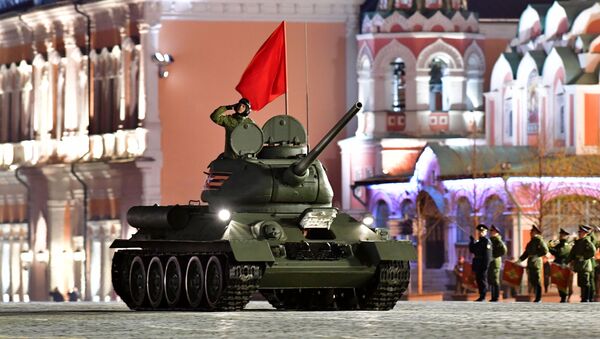 Tanque T-34-85 em ensaio de desfile militar na Praça Vermelha (foto de arquivo) - Sputnik Brasil