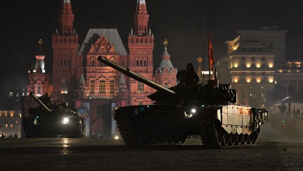 Tanque T-72B3 no ensaio do desfile militar na Praça Vermelha em Moscou, Rússia - Sputnik Brasil