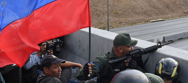 Militares leais a Guaidó defendem posição próxima à base La Carlota, em Caracas. - Sputnik Brasil