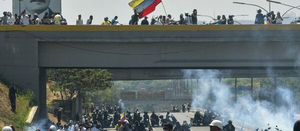 Confrontos entre oposição e Guarda Nacional perto da base aérea La Carlota, em Caracas - Sputnik Brasil