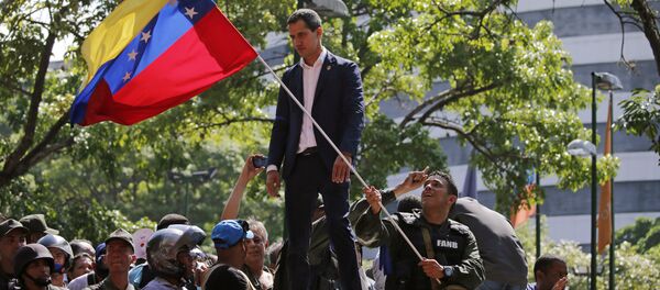 Líder da oposição venezuelana e presidente autoproclamado, Juan Guaidó, fala com os apoiadores perto da base aérea La Carlota, em Caracas - Sputnik Brasil