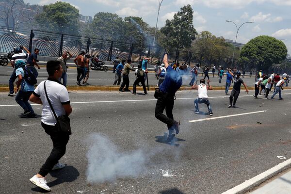 A oposição e a Guarda Nacional Bolivariana entraram em confronto perto da base aérea La Carlota, em Caracas - Sputnik Brasil