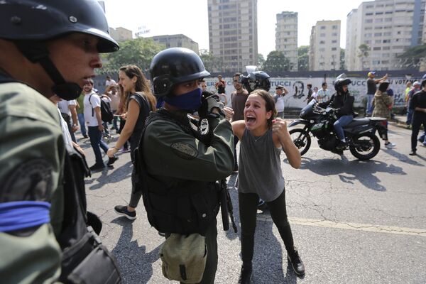 Jovem grita com soldado rebelde perto da base aérea La Carlota, em Caracas - Sputnik Brasil