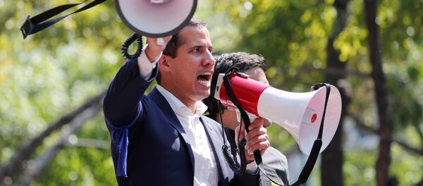 Líder da oposição venezuelana e presidente autoproclamado, Juan Guaidó, discursa em frente à base aérea La Carlota, em Caracas Líder da oposição venezuelana e presidente autoproclamado, Juan Guaidó, discursa em frente à base aérea La Carlota, em Caracas - Sputnik Brasil