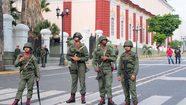 Militares venezuelanos perto de Palácio de Miraflores em Caracas - Sputnik Brasil
