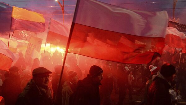 Em Varsóvia, nacionalistas queimam sinalizadores e levantam bandeiras da Polônia durante marcha anual em comemoração da independência da Polônia, no dia 11 de novembro de 2017. - Sputnik Brasil