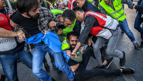 Polícia de Istambul interrompe protesto não autorizado na praça Taksim - Sputnik Brasil