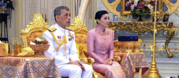 Rei da Tailândia Maha Vajiralongkorn Bodindradebayavarangkun e a Rainha Suthida Vajiralongkorn em Bangkok, Tailândia. - Sputnik Brasil