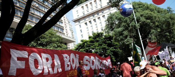 Sindicalistas seguram uma faixa com Fora Bolsonaro durante um comício em São Paulo. Sindicalistas seguram uma faixa com Fora Bolsonaro durante um comício em São Paulo. - Sputnik Brasil