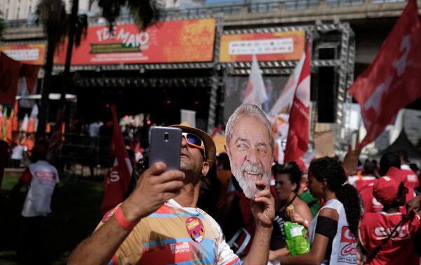 Sindicalista segura máscara de Lula. - Sputnik Brasil
