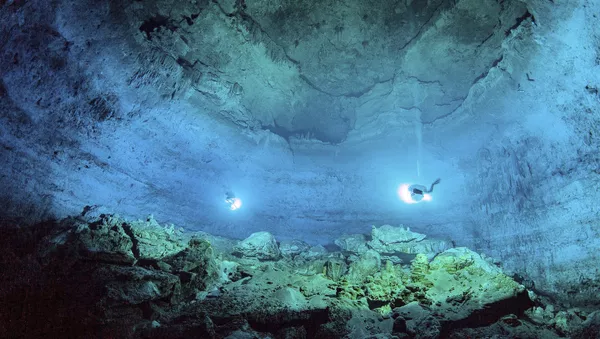 Mergulhadores exploram o cenote Hoyo Negro no México - Sputnik Brasil