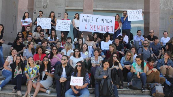 Estudantes participam do protesto condenando a xenofobia contra alunos brasileiros da Faculdade de Direito da Universidade de Lisboa - Sputnik Brasil