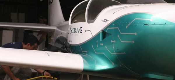 Primeiro avião elétrico tripulado da América Latina faz voo inaugural - Sputnik Brasil