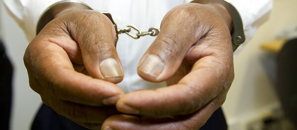 Homem algemado - Sputnik Brasil