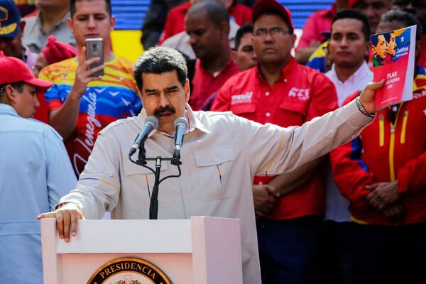 Presidente venezuelano, Nicolás Maduro, discursando na frente de apoiadores em Caracas - Sputnik Brasil