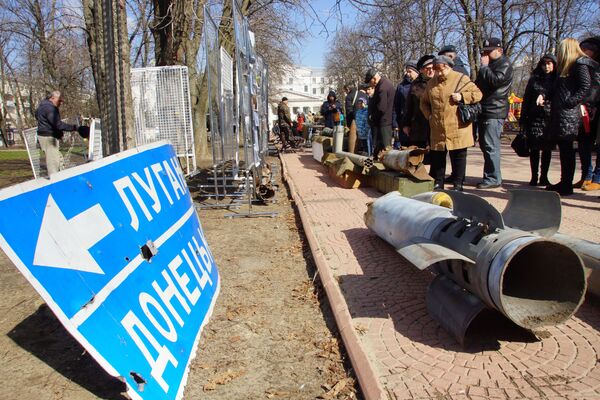 Visitantes da exibição dedicada à agressão das Forças Armadas da Ucrânia em Lugansk - Sputnik Brasil