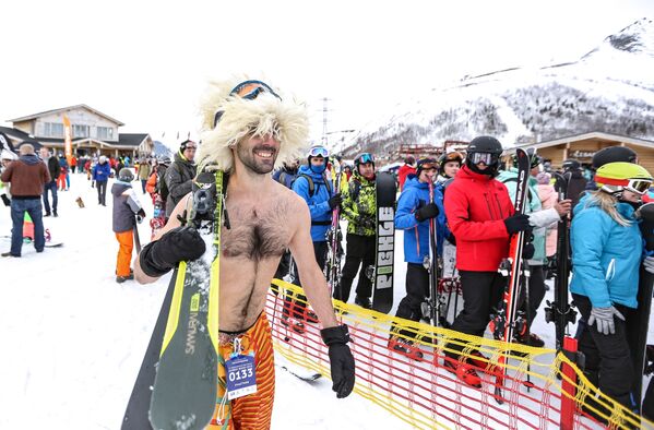 Homem posa para foto usando apenas shorts, enquanto esquia no festival Khibiny-Bikini 2019, que decorre na encosta norte do complexo de esqui Bolshoi Vudyavr, na região russa de Murmansk - Sputnik Brasil