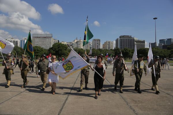 Representantes da FEB desfilaram com uniformes que as tropas brasileiras usaram na 2ª Guerra Mundial - Sputnik Brasil