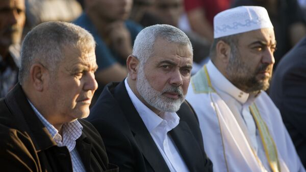 Palestinian Hamas top leader Ismail Haniyeh, center, attends the Eid al-Fitr prayers marking the end of the holy fasting month of Ramadan, in Eastern Gaza City, Friday, June 15, 2018 - Sputnik Brasil