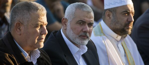 Palestinian Hamas top leader Ismail Haniyeh, center, attends the Eid al-Fitr prayers marking the end of the holy fasting month of Ramadan, in Eastern Gaza City, Friday, June 15, 2018 - Sputnik Brasil
