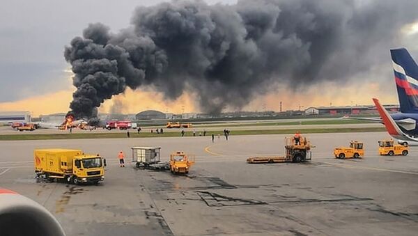 Um avião de passageiros em chamas após um pouso de emergência no aeroporto de Sheremetyevo, nos arredores de Moscou - Sputnik Brasil