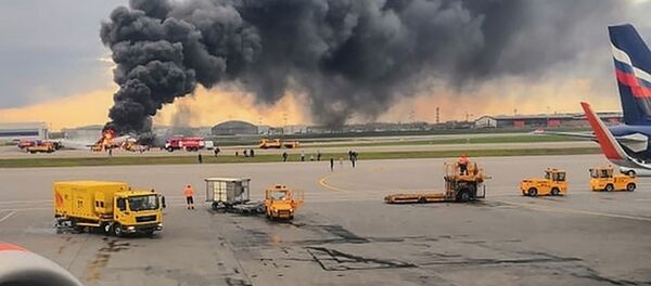 Um avião de passageiros em chamas após um pouso de emergência no aeroporto de Sheremetyevo, nos arredores de Moscou - Sputnik Brasil