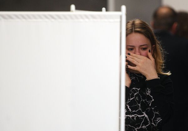 Jovem chora perto do quarto de apoio psicológico organizado para parentes e passageiros das vítimas do acidente com Sukhoi Superjet 100 - Sputnik Brasil