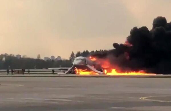 Avião da Aeroflot visto em chamas durante aterrissagem no Aeroporto Sheremetyevo - Sputnik Brasil