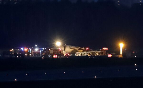 Escombros do avião comercial Sukhoi Superjet 100 após incêndio - Sputnik Brasil