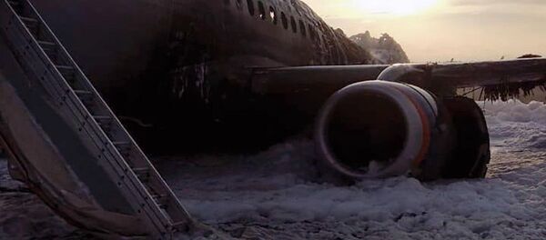 Escombros do avião SSJ100 na pista de aterrissagem no Aeroporto Sheremetyevo vistos após bombeiros apagarem o fogo - Sputnik Brasil