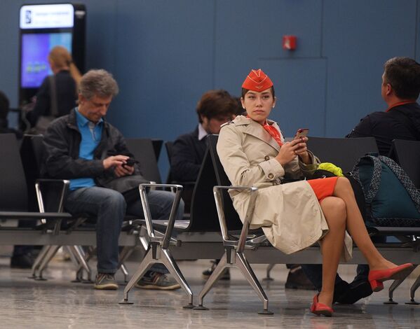 Passageiros e tripulantes sentados na sala de espera no Aeroporto Sheremetyevo, perto de Moscou - Sputnik Brasil