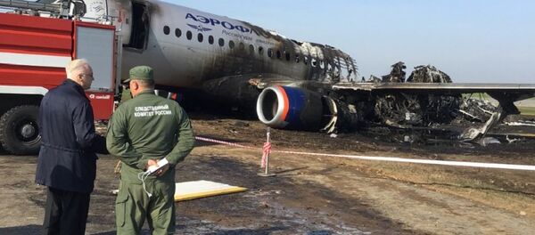 Chefe do Comitê de Investigação da Rússia Aleksandr Bastrykin (à esquerda) está no local do incêndio no Aeroporto Sheremetyevo - Sputnik Brasil