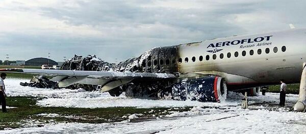 Aeronave Sukhoi SSJ100, da companhia aérea Aeroflot, coberta de espuma após pouso de emergência no aeroporto de Sheremetyevo, em Moscou, Rússia, 5 de maio de 2019 - Sputnik Brasil