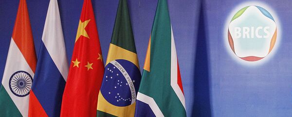 Bandeiras dos países membros do BRICS (imagem de arquivo) Bandeiras dos países membros do BRICS (imagem de arquivo) - Sputnik Brasil