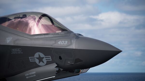 Cabine de pilotagem do caça norte-americano F-35C Lightning II - Sputnik Brasil