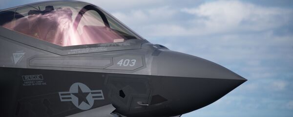 Cabine de pilotagem do caça norte-americano F-35C Lightning II - Sputnik Brasil